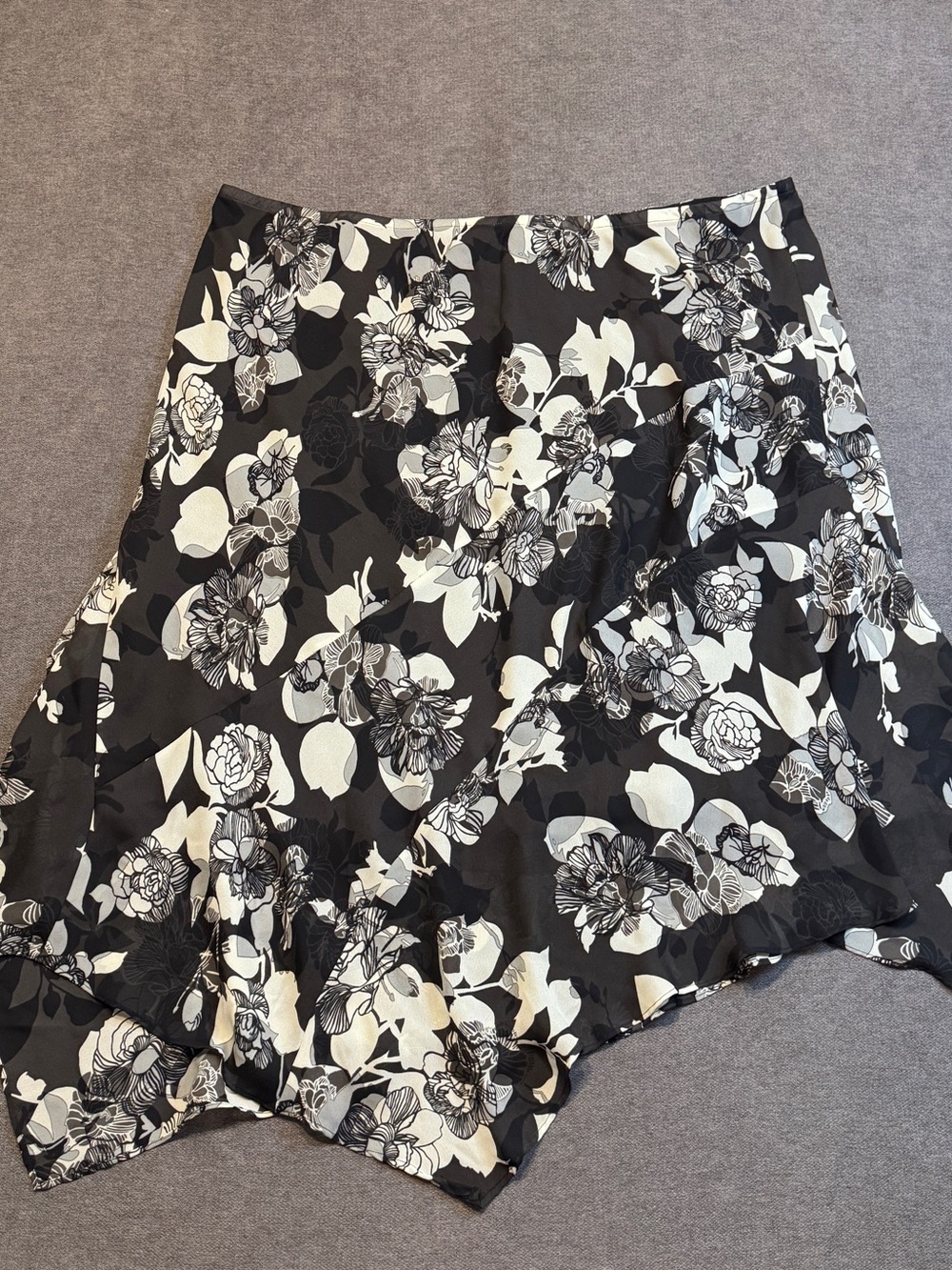 Lane Bryant black floral asymmetrical skirt size 26/28 - Picture 3 of 3